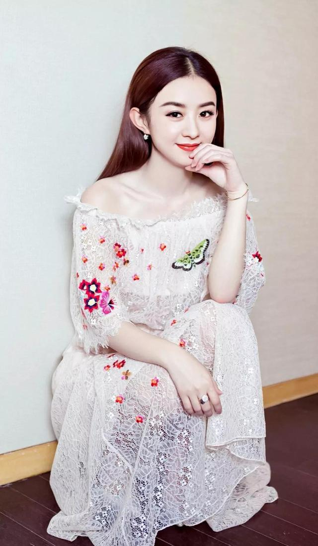 赵丽颖离婚后瘦得让人心痛，穿针织衫配阔腿裤撑不起，89斤像麻杆