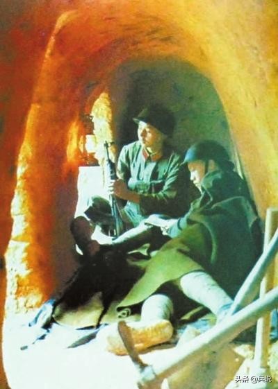 民兵上阵地慰问，还有女的！看到战士狼狈相，姑娘流热泪