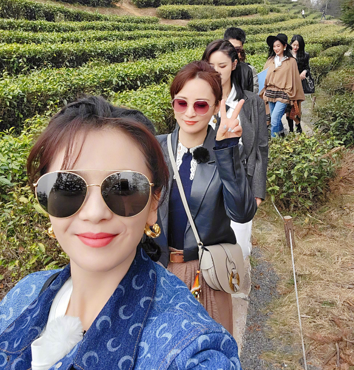 Liu Tao is basked in " wife brigade 5 " group photo, accidental exposure weighs pound flight 2 times, stage of mango of this one season went all out