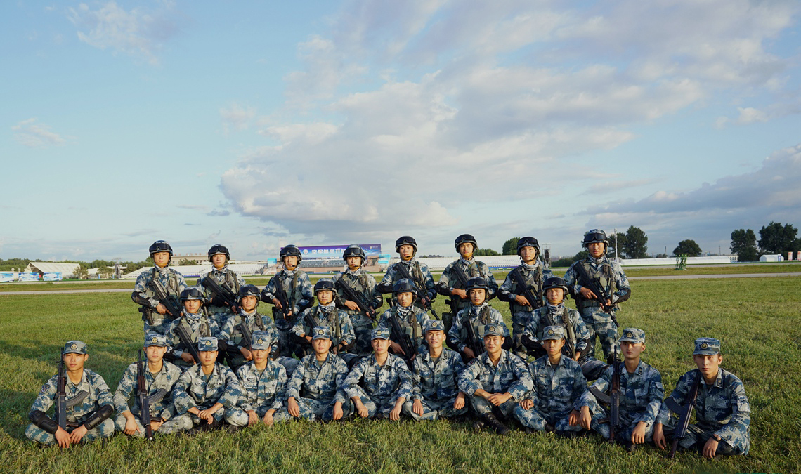 中国“空中突击部队”全新作战方式燃爆了，一小时可横渡对面海峡