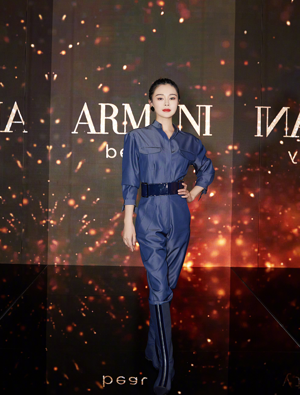 佟大为的妻子真是奢侈，野外随手拍好似画报，手上定制包更是上万