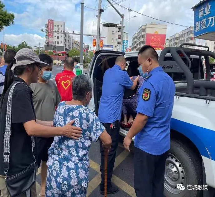 「我为群众办实事」连城县城管局：主动服务群众 助力社区疫苗接种工作