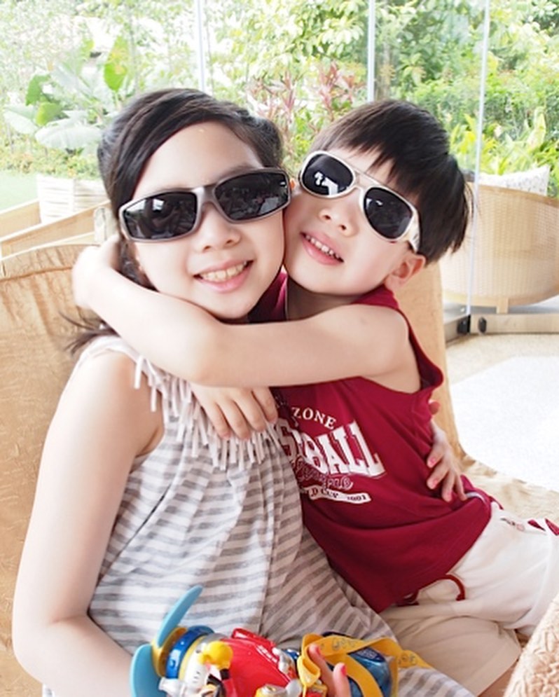 甄子丹老婆曬全家福，13歲兒子神似老爸顏值高，汪詩詩狀態佳