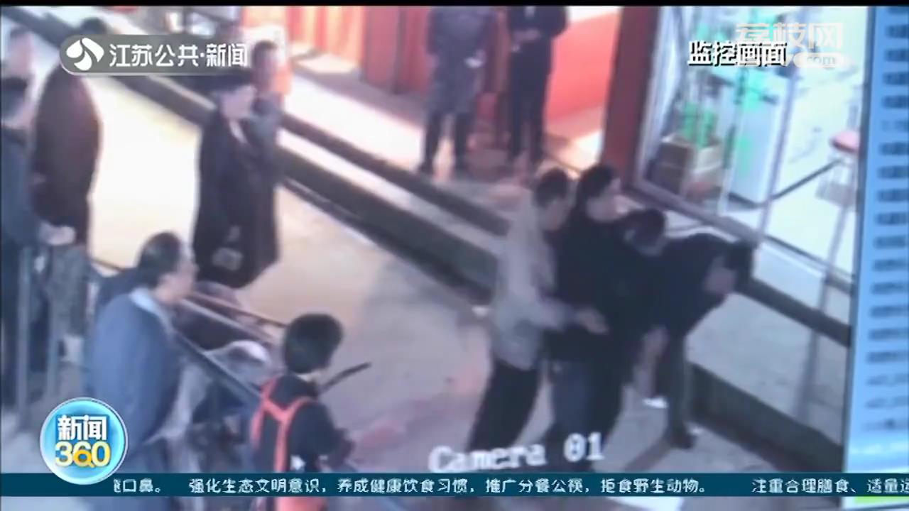 无锡街头一幕：市场门口发生纠纷，三市民见义勇为控制持刀人