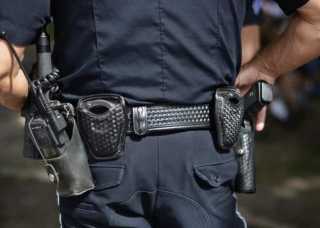 美国警察暴力执法：跪压黑人男子8分钟致死，脚