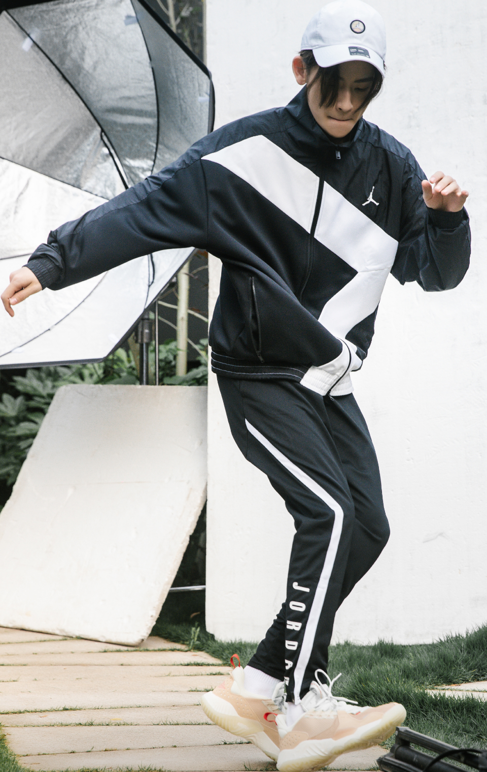 小鬼正骨登上热搜，效果立竿见影，站似一棵松