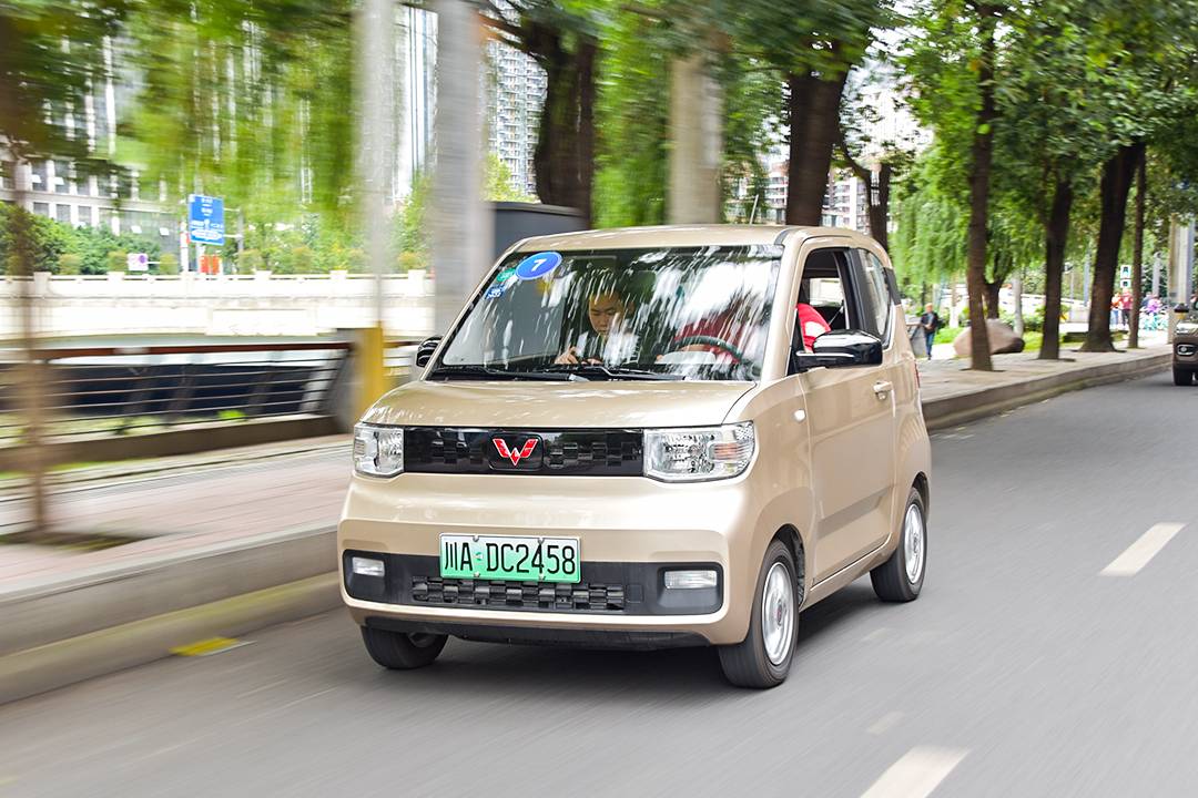 又一爆款诞生，买顶配不到四万，体验五菱宏光MINI EV