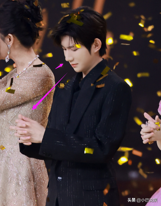 源杨|唐嫣倪妮王源杨幂杨紫同框氛围感太棒了！王源像名利场中的贵公子