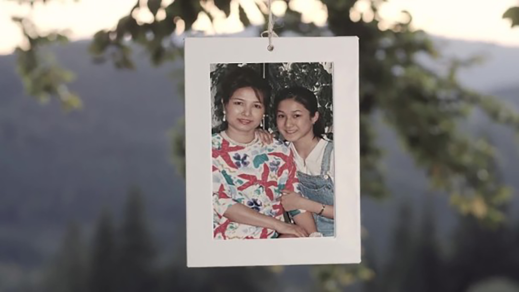 鍾嘉欣拍母親節MV，父母老公子女出鏡，三代同堂牽手散步溫馨感人