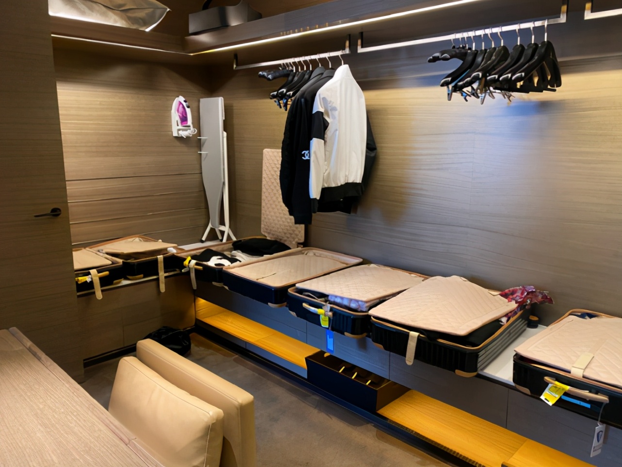 向太一家终团聚，住四万多一天豪华酒店，为陪郭碧婷生产做好准备