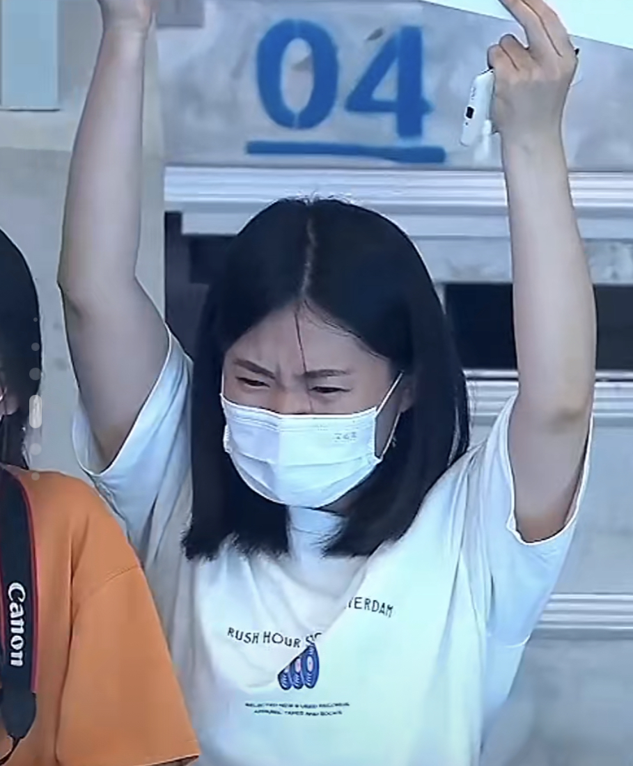 全红婵一举动太感人！不停挥手感谢观众，向粉丝比心，她都快哭了