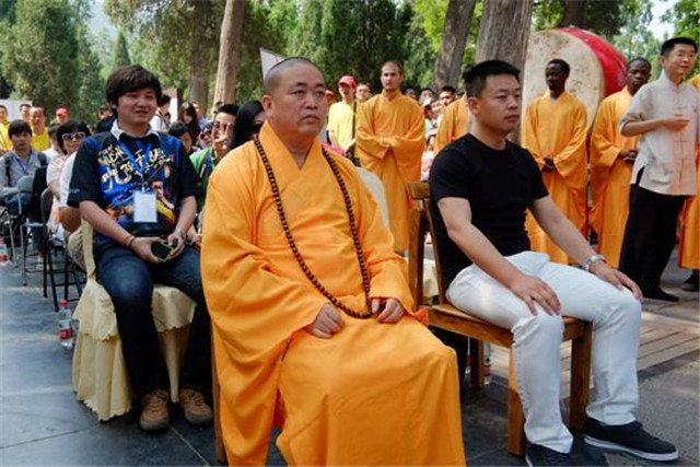 大悲寺僧人路过闹市却心如止水，梁宏达：这是