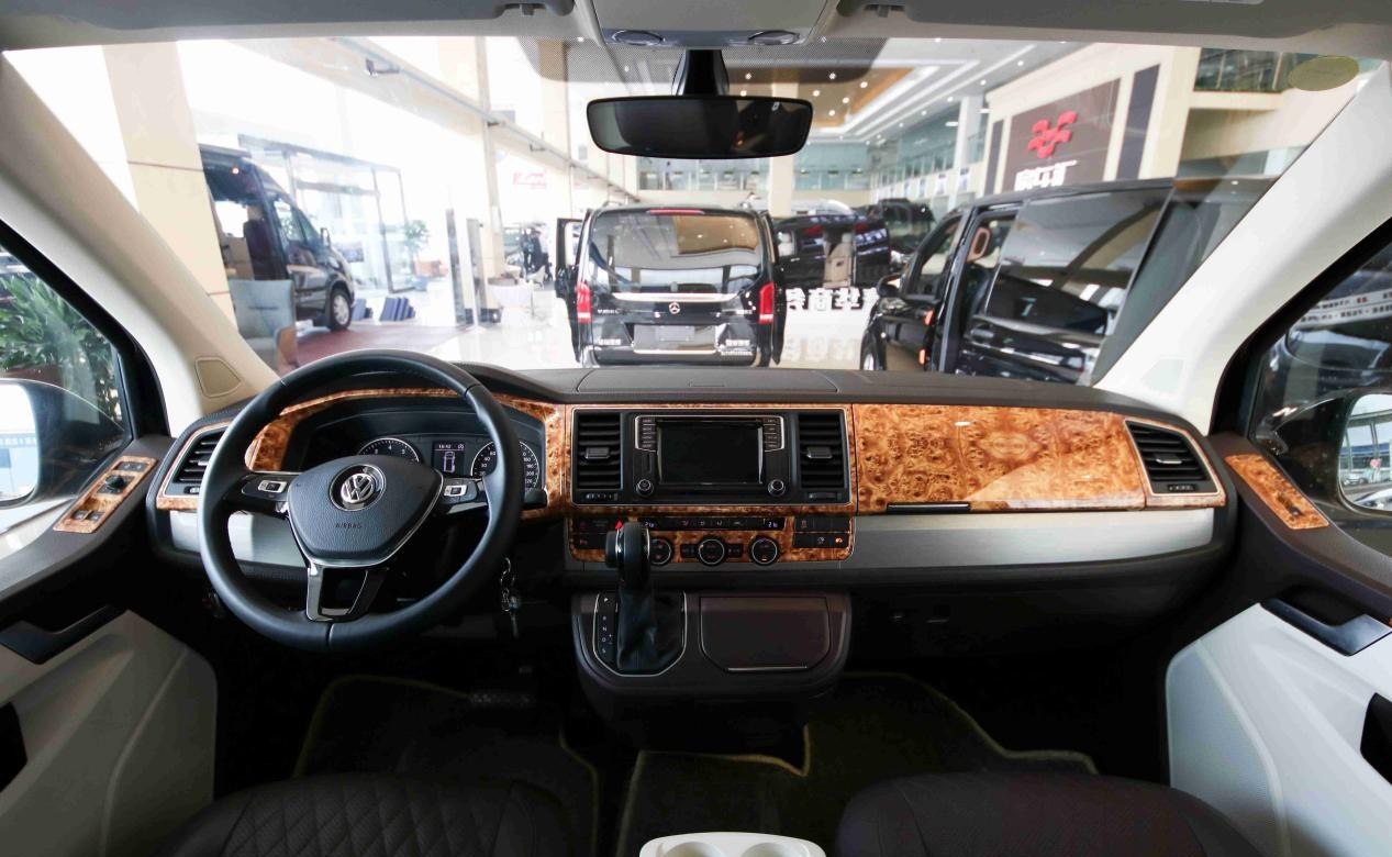 20t全时四轮驱动超豪华的面包车内饰这款大众t6确实低调