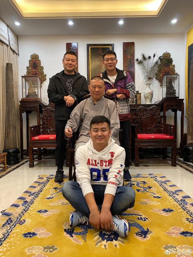 岳云鹏人缘太好，黄奕蔡少芬主动握手拥抱？手上细节被赞有教养