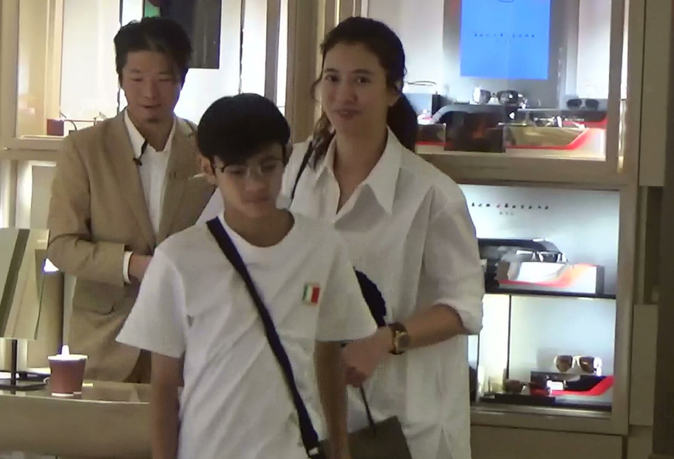 張智霖兒子母親節曬照，魔童攬媽媽臂膀顯男友力，身高赶超袁詠儀