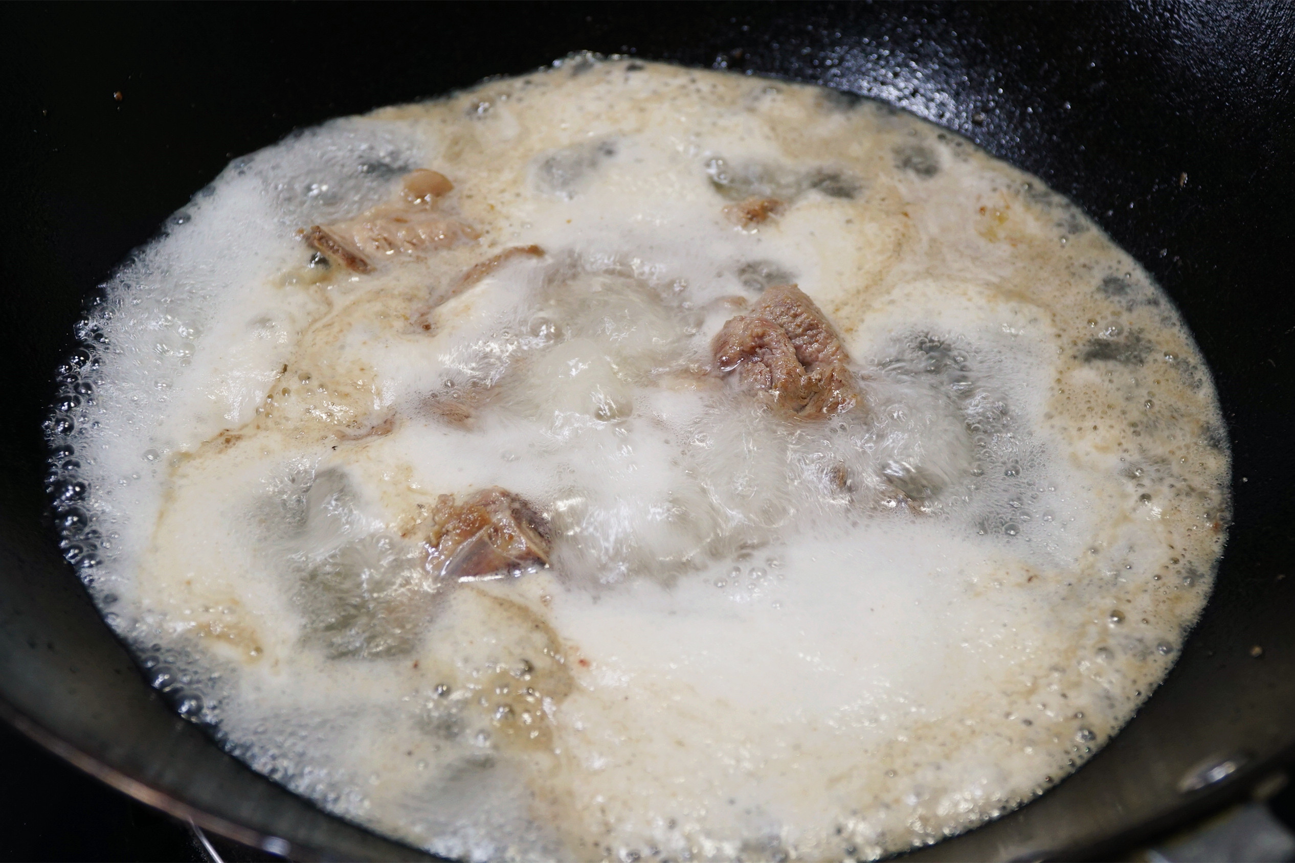 炖排骨时，别下锅就煮，多加这几样，汤浓肉香