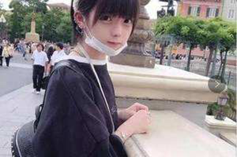 日本20岁“萝莉男孩”走红，晒卧室照引热议，网