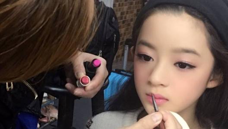 又一位童星被“催熟”？还没小学毕业就签约，