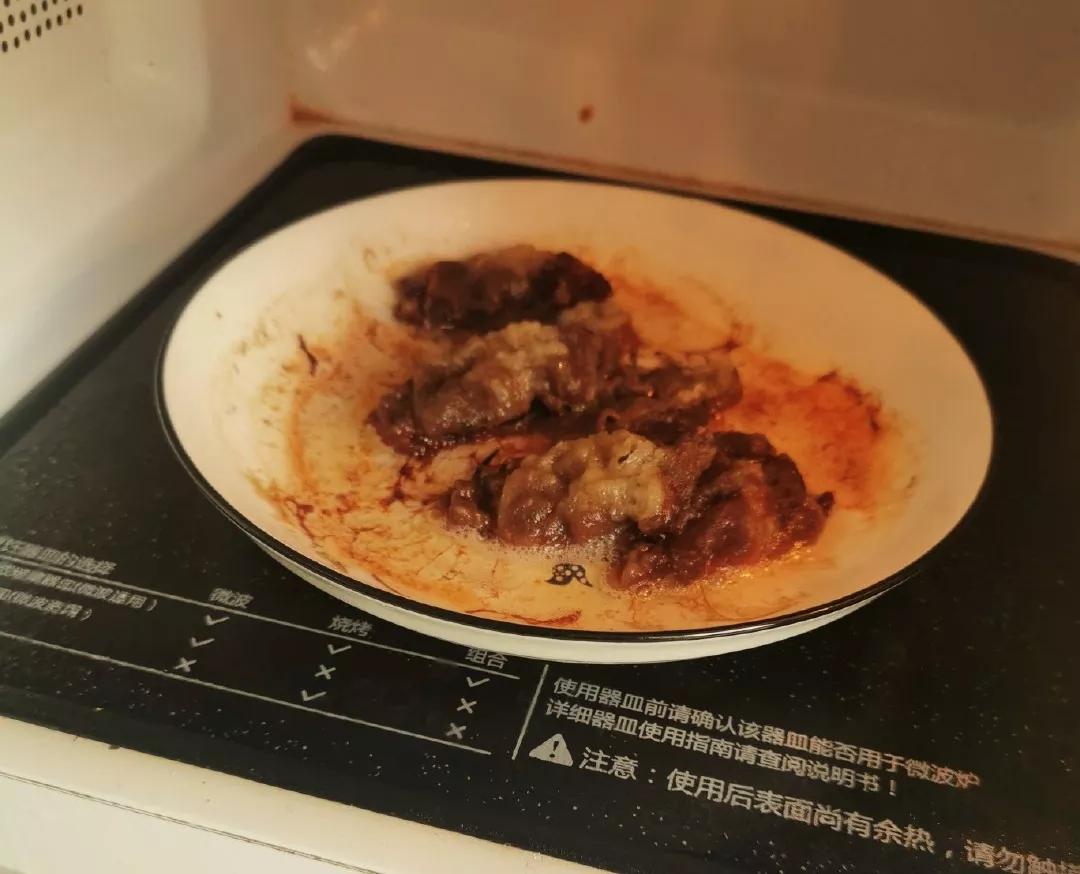 Does a microwave oven produce harmful radiation? Heating food is