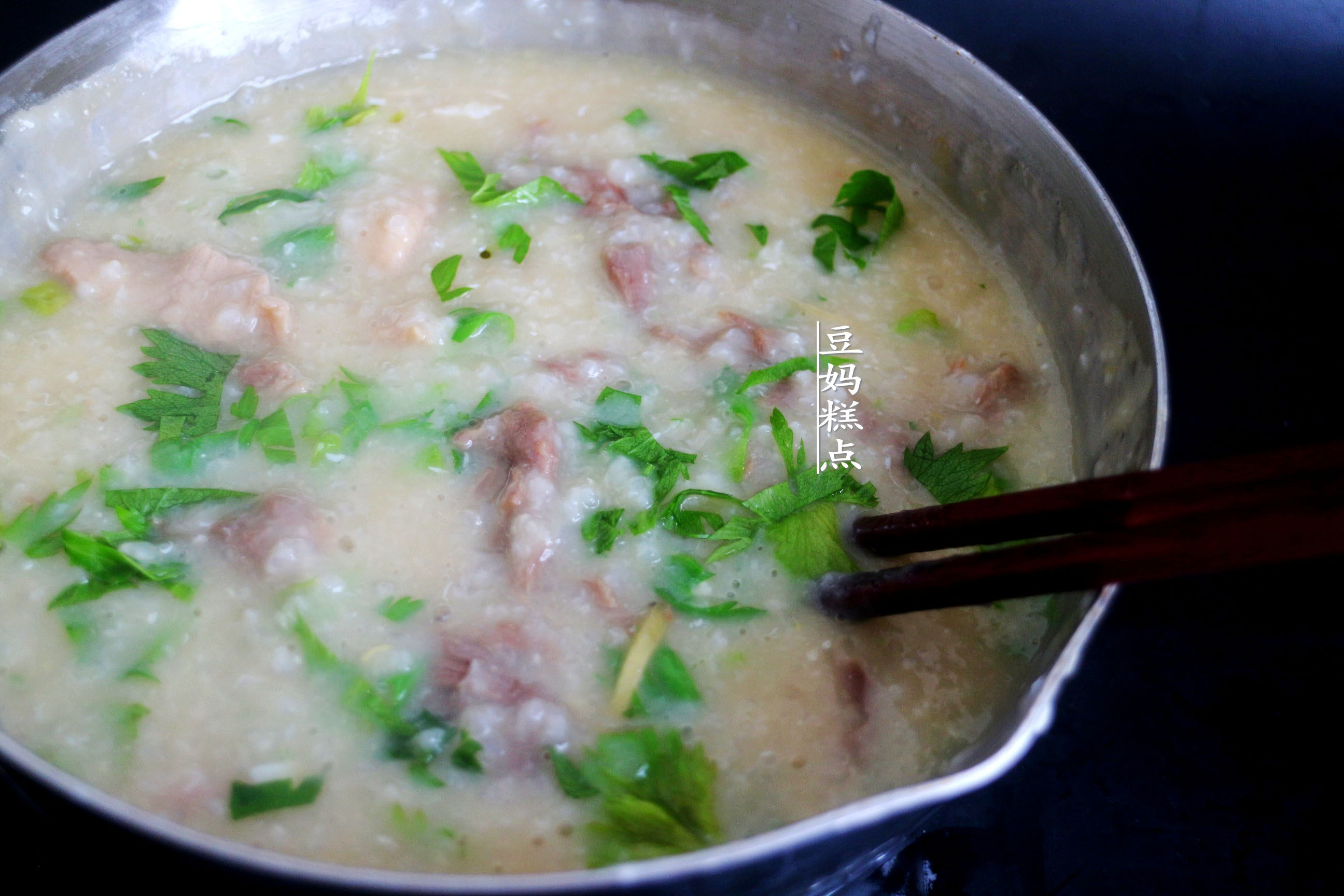 經典廣式牛肉粥的做法，只需10分鐘，肉嫩粥滑