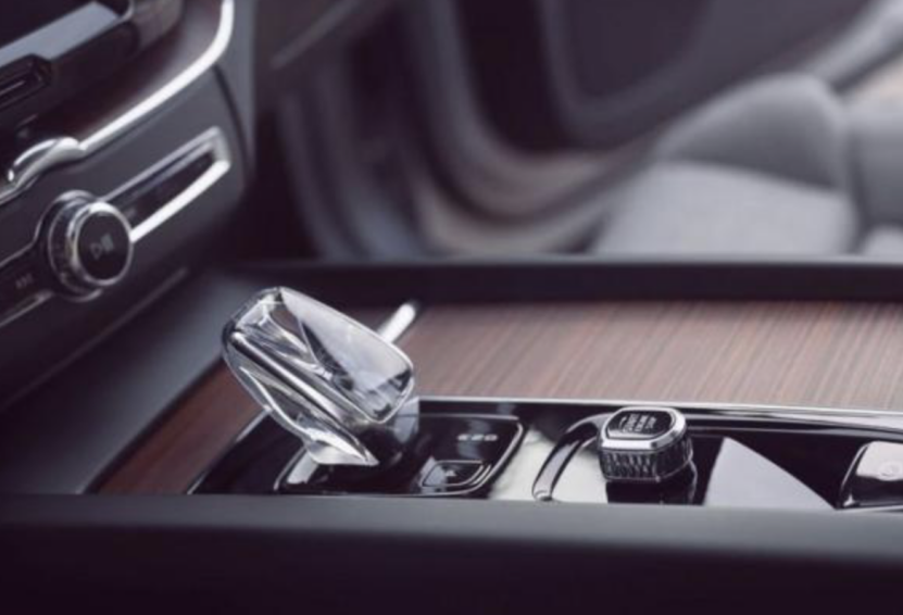 奥迪Q9路试谍照曝光；路虎将推出更大号的卫士