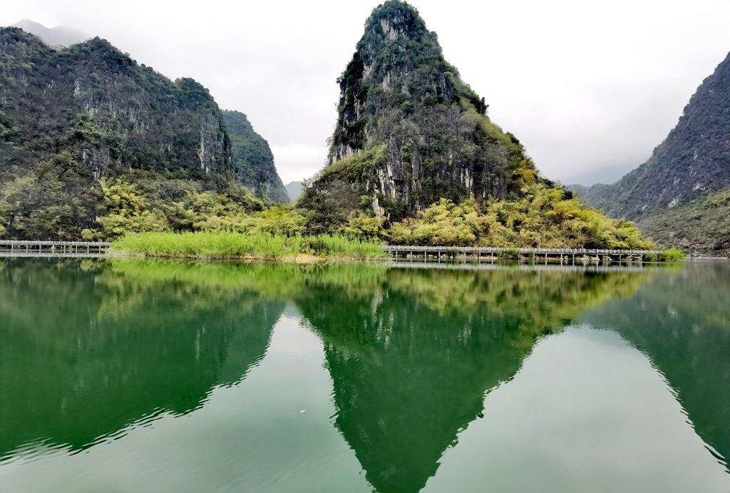 天阴不掩山水美(3)深山翡翠浩坤湖