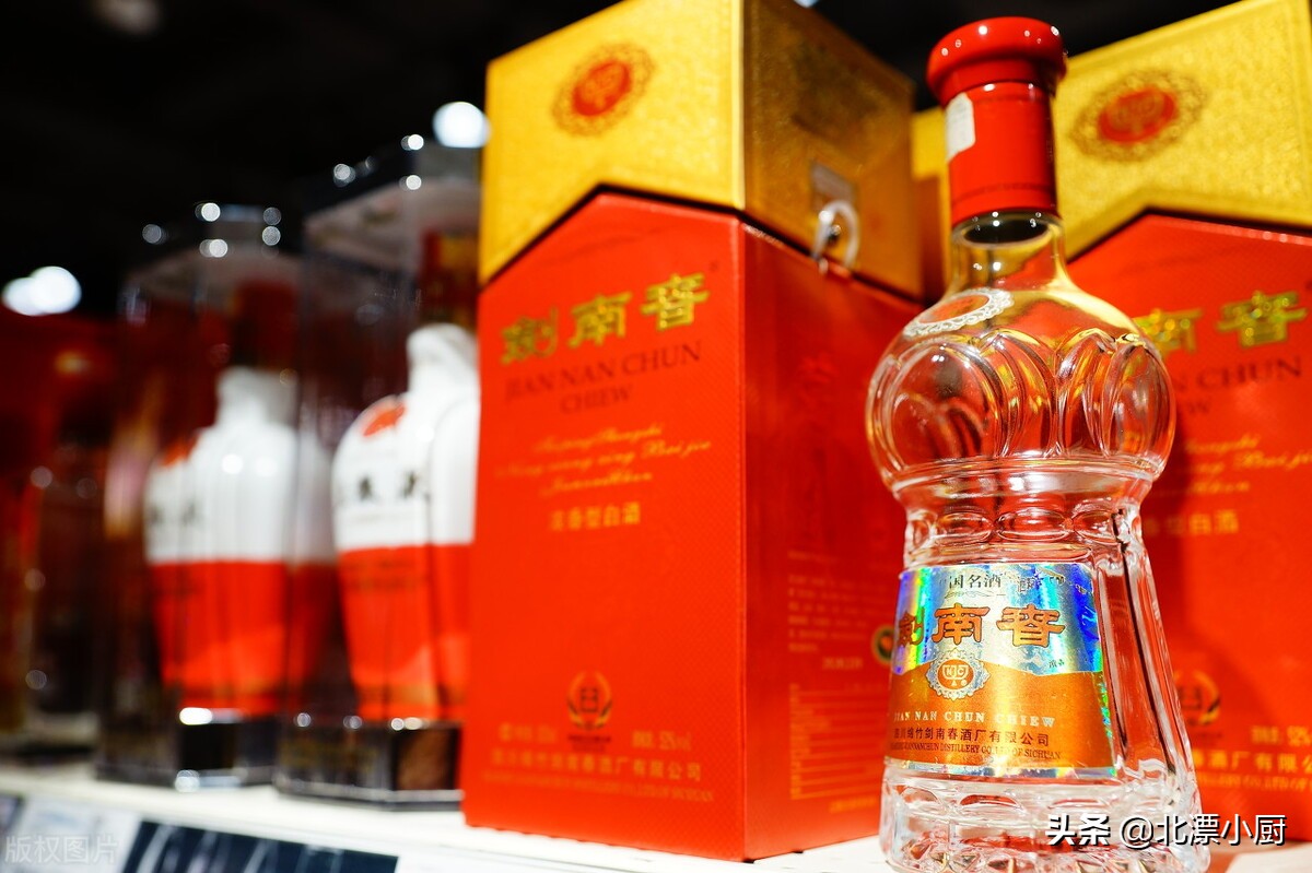 全國哪里產的白酒最好喝？中國十大白酒排行榜，看看你喝過幾種？