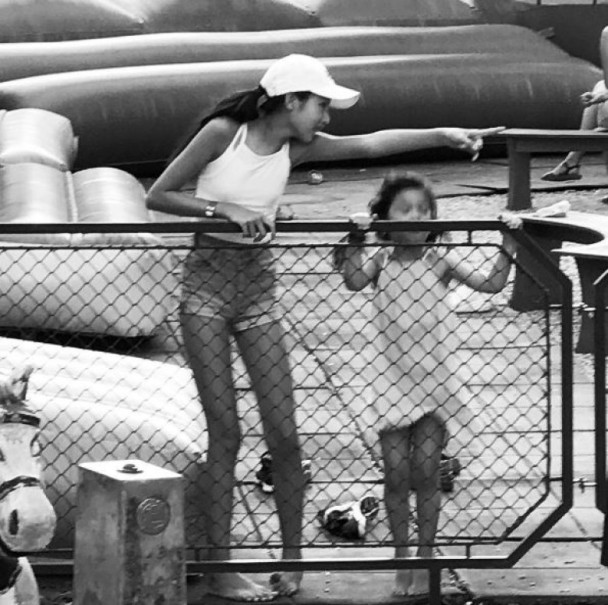 任达华16岁女儿褪去稚气，画大红唇晒女人味，慢慢从清纯变美艳