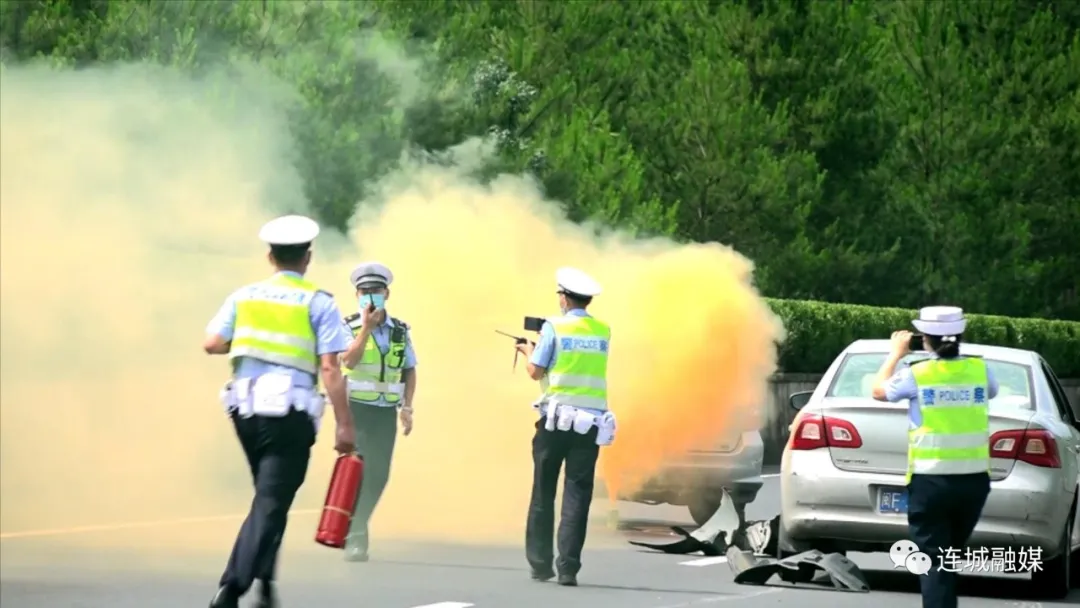 龙岩高速交警联合连城多部门开展交通安全演练