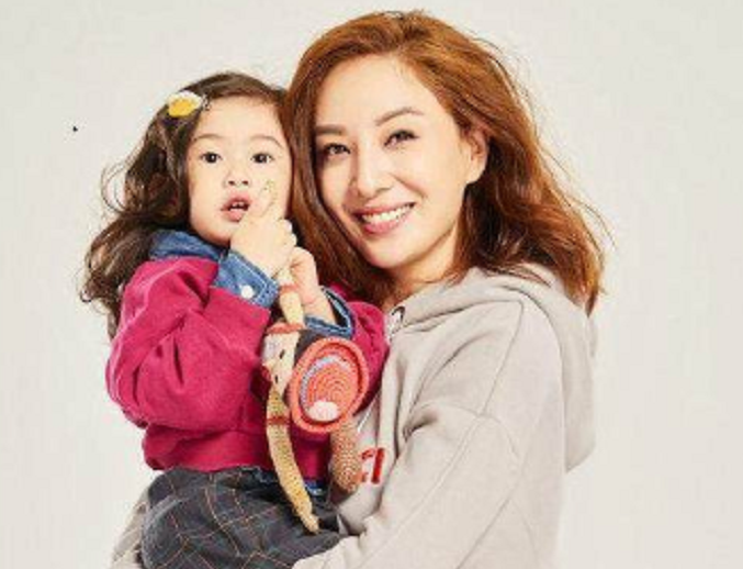 鄭希怡7歲女兒走紅，祖孫三代共用一張臉，網友：遺傳的都是優點