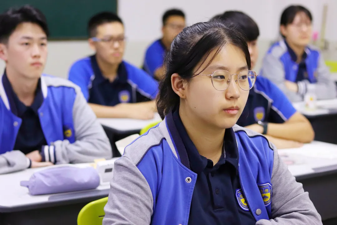 理想照亮未来——我校组织全体师生观看2021《开学第一课》