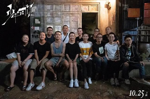 《少年的你》周冬雨私下太社会？劝未成年人喝酒，咬伤剧组演员