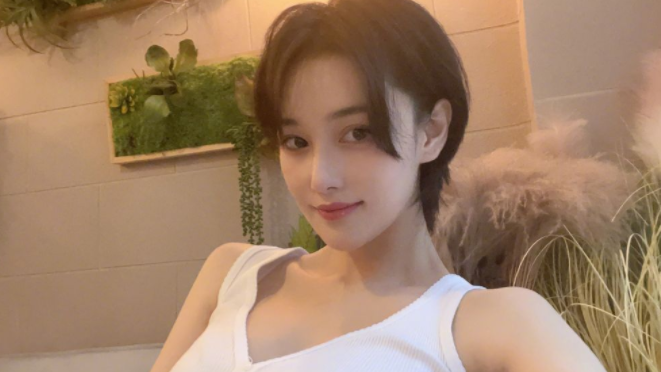 张馨予嫁人后点亮新技能，化身“种菜小能手”，豪宅花园变菜园