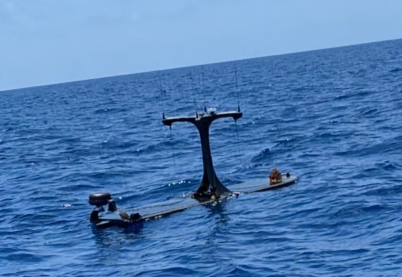 渔民又立功！渔网捞起奇特航行器，长有6对鱼鳍，竟用太阳能驱动