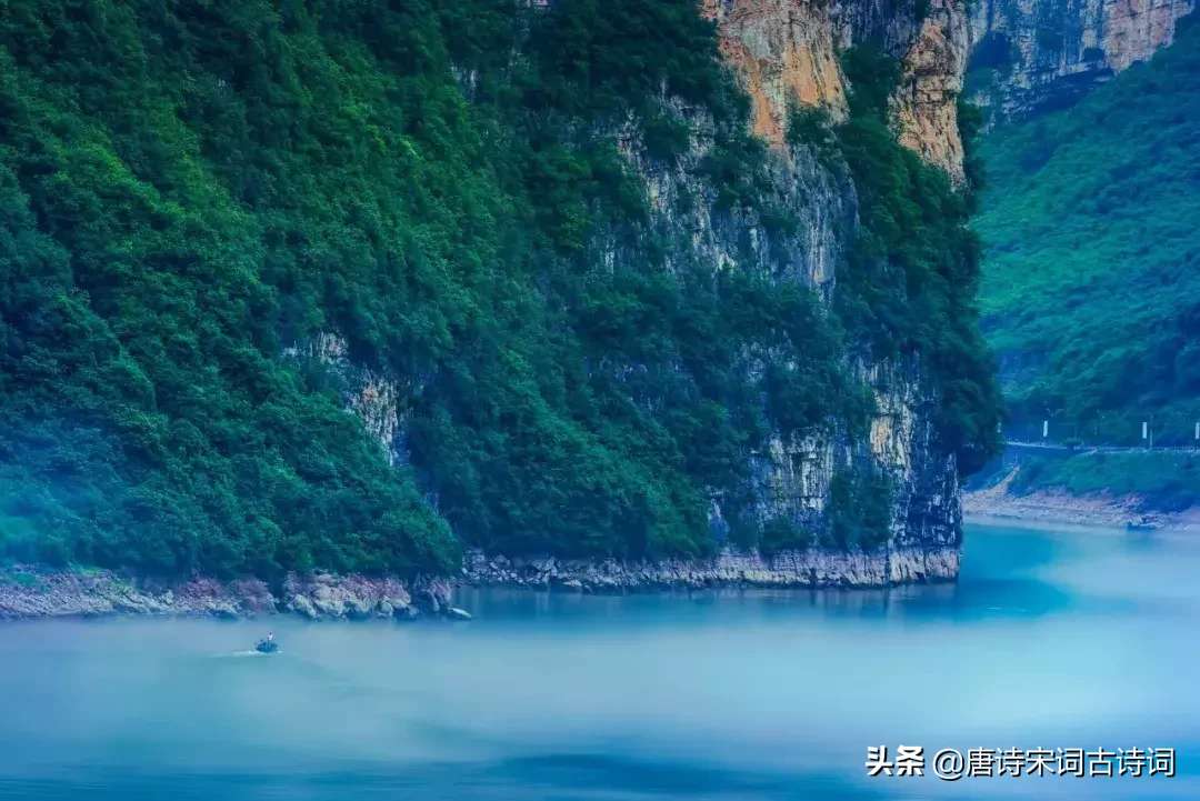 描写长江的唯美诗句：两岸青山相对出，孤帆一片日边来图片