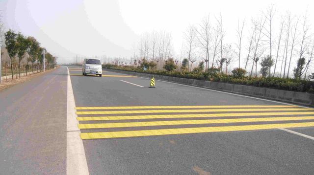 科目一道路和公路有区别，开车时需要注意什么