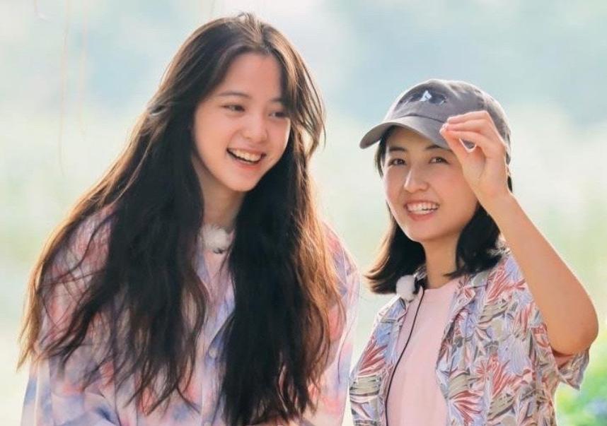 Ouyang, Nana and Zhang Zifeng appear together on the cover, the two ...