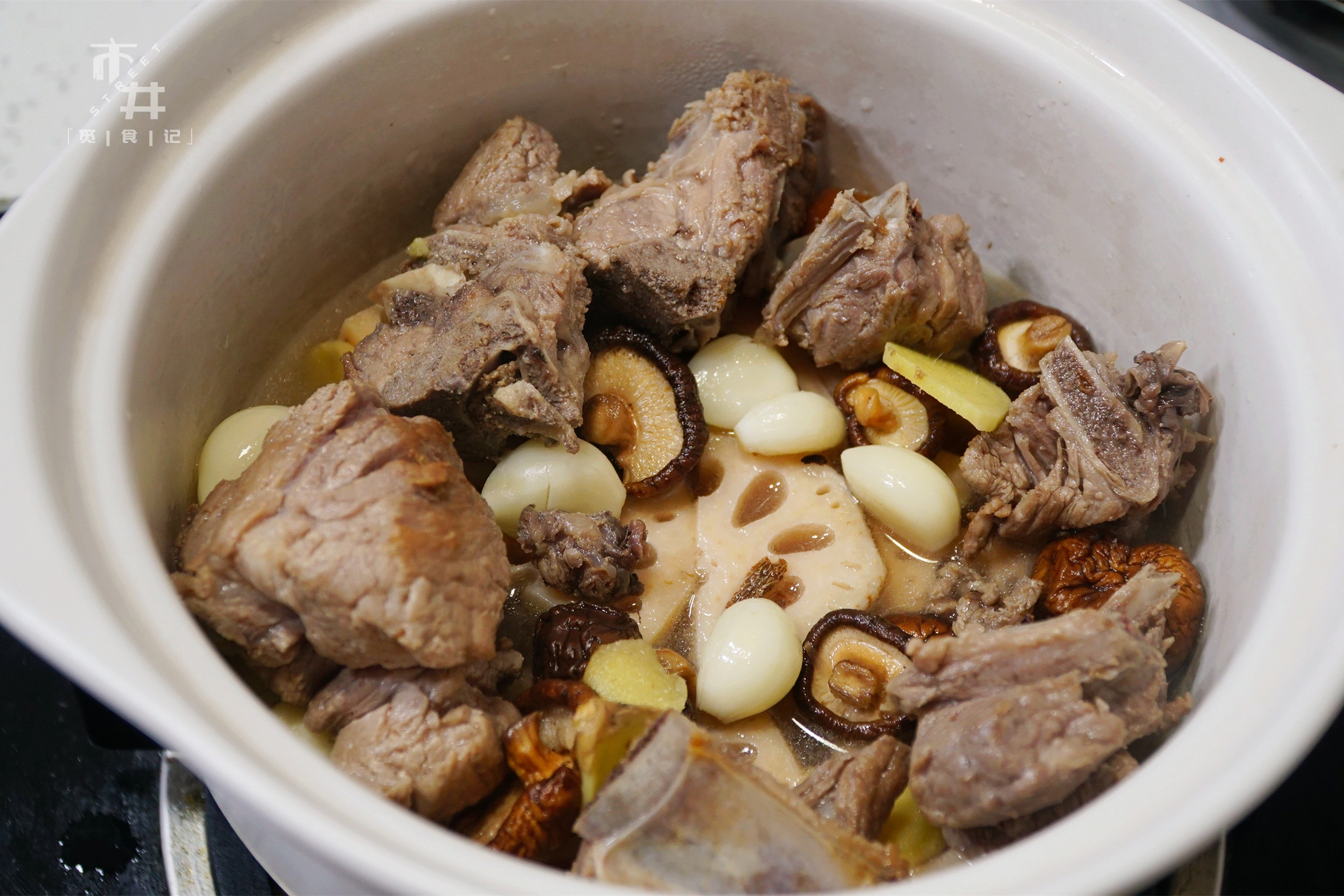 炖排骨时，别下锅就煮，多加这几样，汤浓肉香