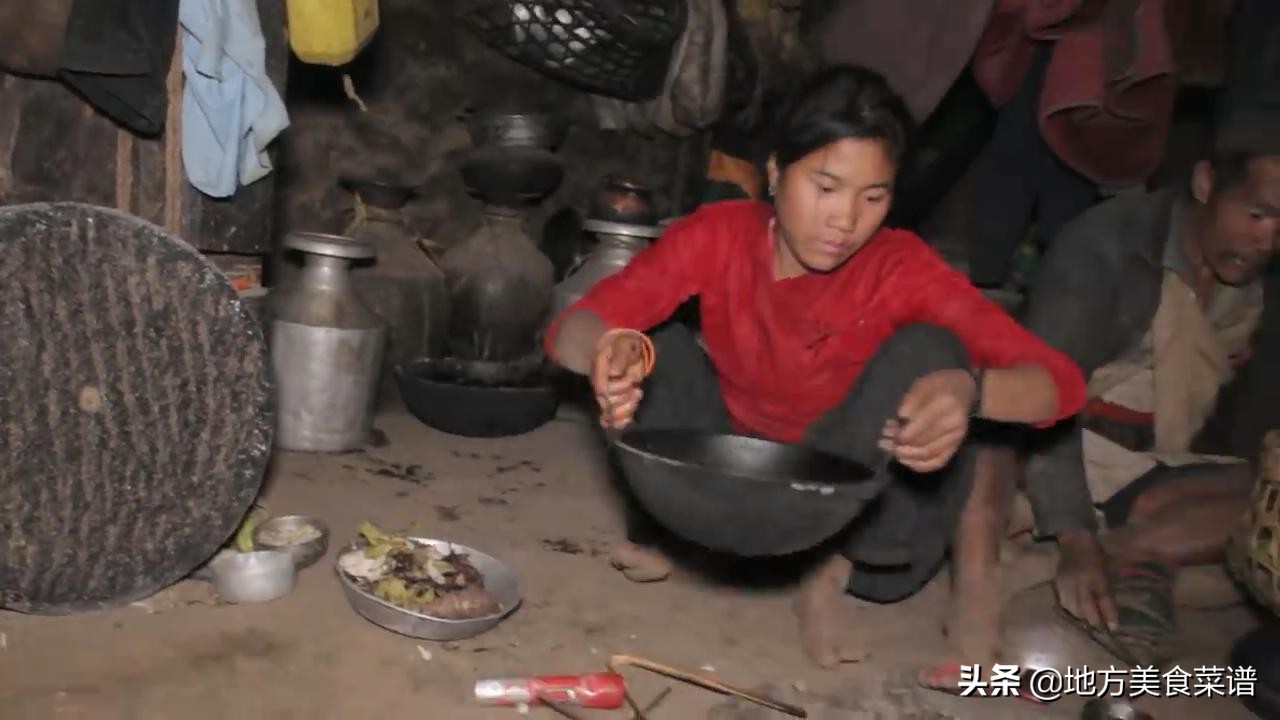 尼泊尔山区小姑娘大冬天摘野菜，回家还要煮饭炒菜，看着让人心疼