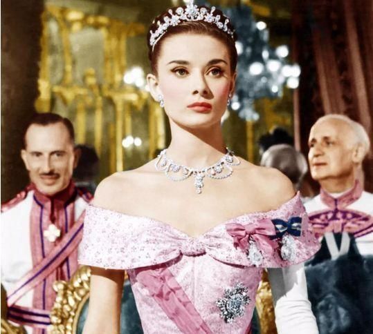 92岁英女王心爱的亲妹妹！罗马假日公主的原型，