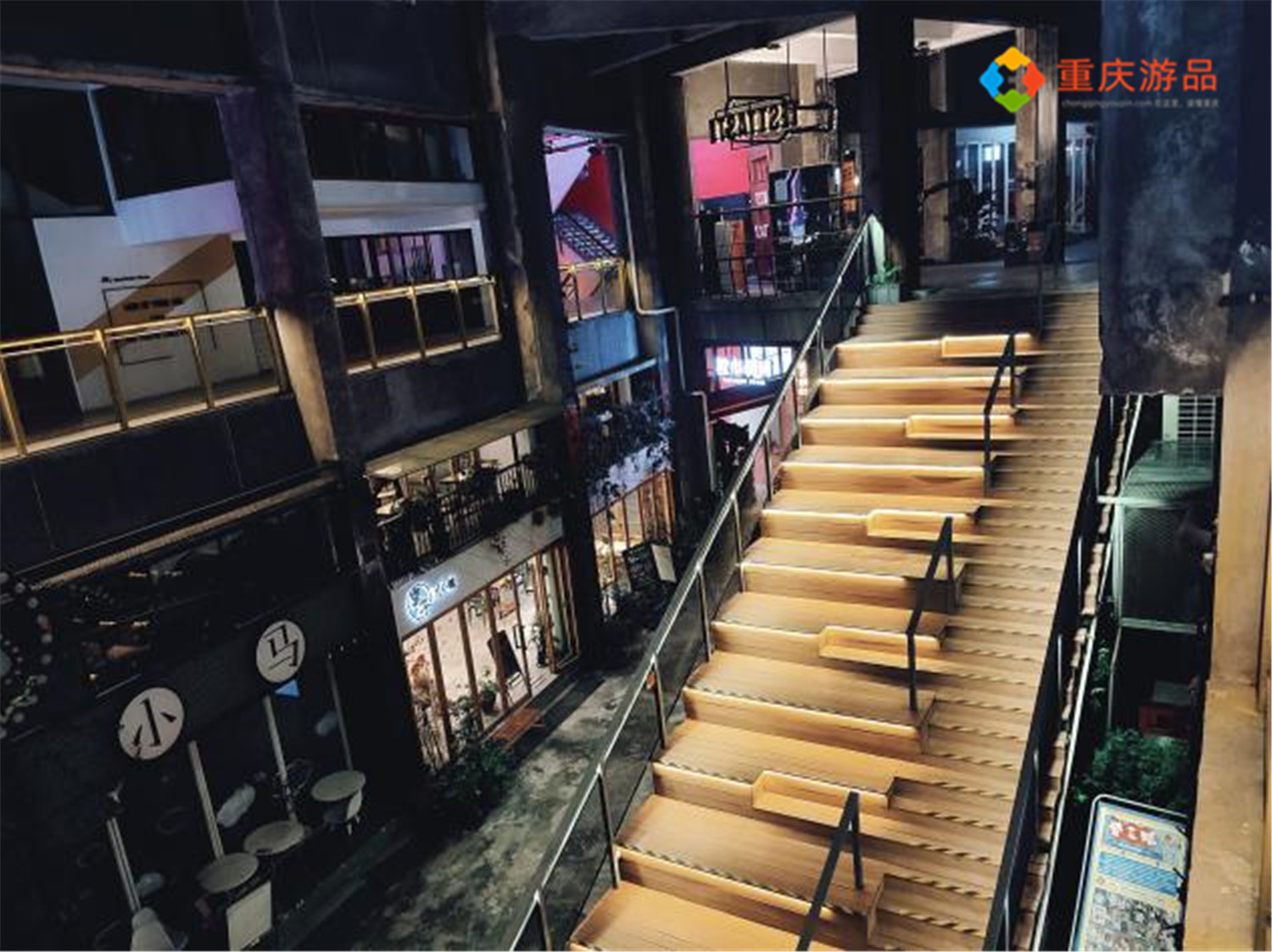 重庆90后小伙夜探鹅岭，小巷子越深越暗，吓得他一口气跑了回去