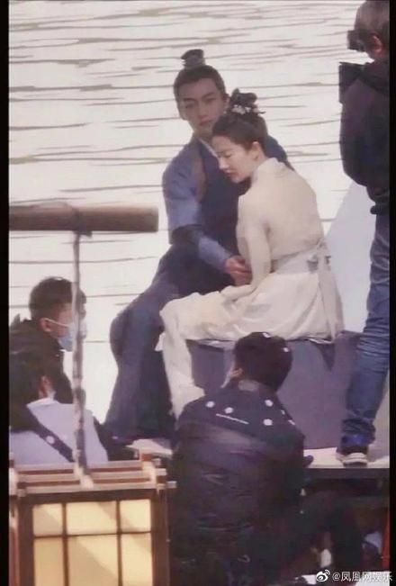 Liu Yifei, Chen Xiao pulls hand road to appear, the belle matchs a handsome young man, this battle array is good fear to faint him knock