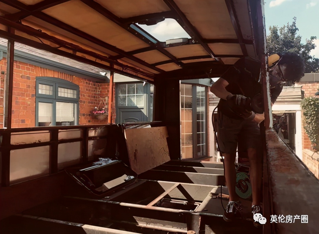 英國夫妻把小公交改造成一家五口住的房車