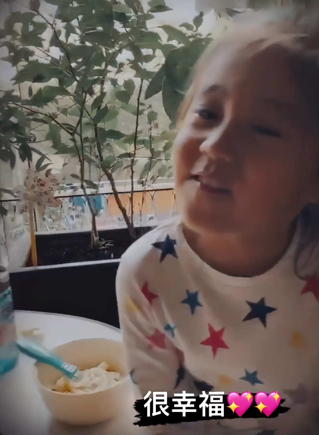 賈靜雯曬女兒假日，波妞穿小裙打扮隆重聽咘咘講故事，直言很幸福