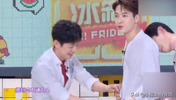 王嘉爾腰圍63輸給了白敬亭，誰(shuí)注意何老師說(shuō)了句啥？妥妥的暴擊