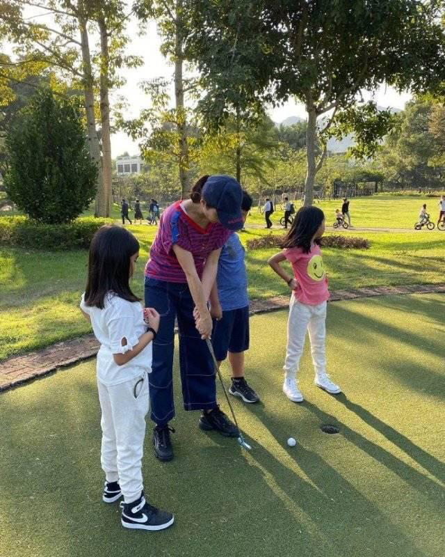 黎姿带3个女儿做善事，为独居长者送中秋礼物，人美心善超暖心