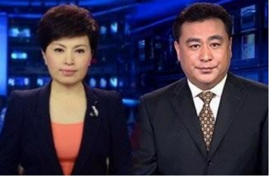 央视一哥张宏民，59岁却还没结婚，独自街头吃冰