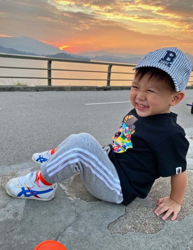 李乘德晒和儿子的日常，父子俩有爱相伴，一起散步看夕阳超惬意