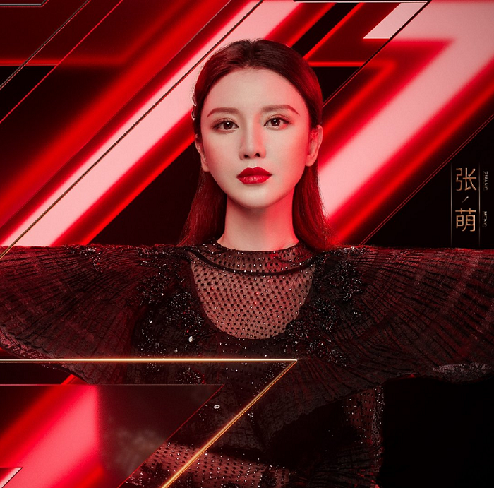 姐姐们是有多拼？张萌坐飞机还不忘勤奋练习，小板凳都已经坐烂了