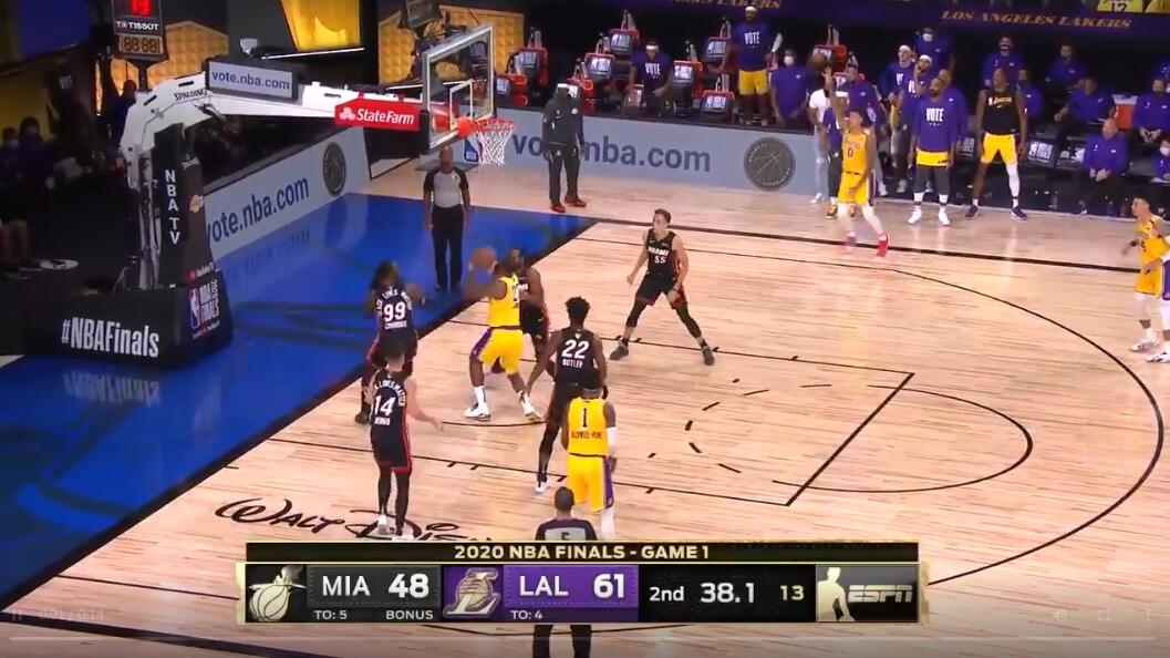 克勞德挑釁詹皇，濃眉哥怒目直視，詹姆斯連拍濃眉哥6下：算了